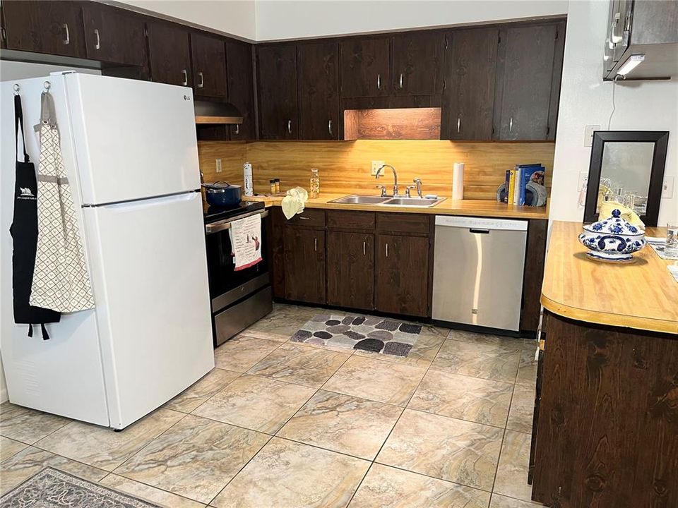 For Rent: $1,350 (2 beds, 1 baths, 900 Square Feet)