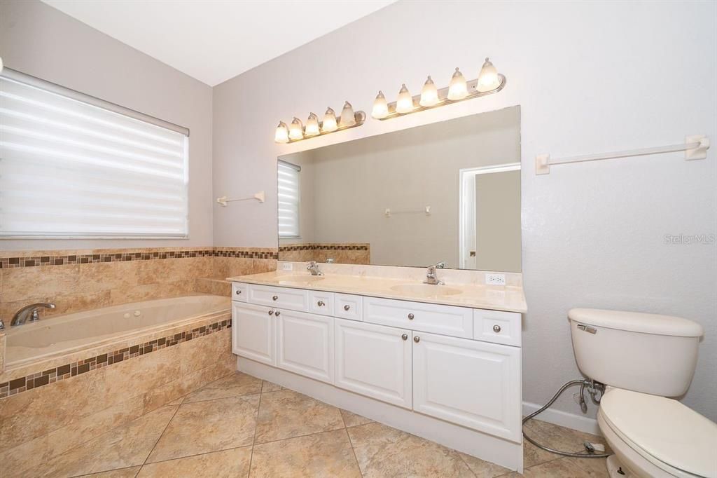 For Sale: $439,900 (4 beds, 2 baths, 2287 Square Feet)