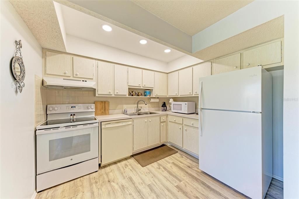 For Rent: $1,800 (2 beds, 2 baths, 921 Square Feet)