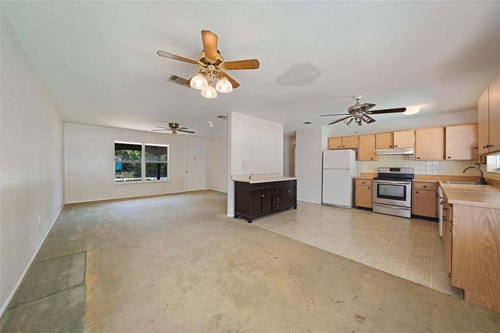 Active With Contract: $265,000 (3 beds, 2 baths, 1324 Square Feet)