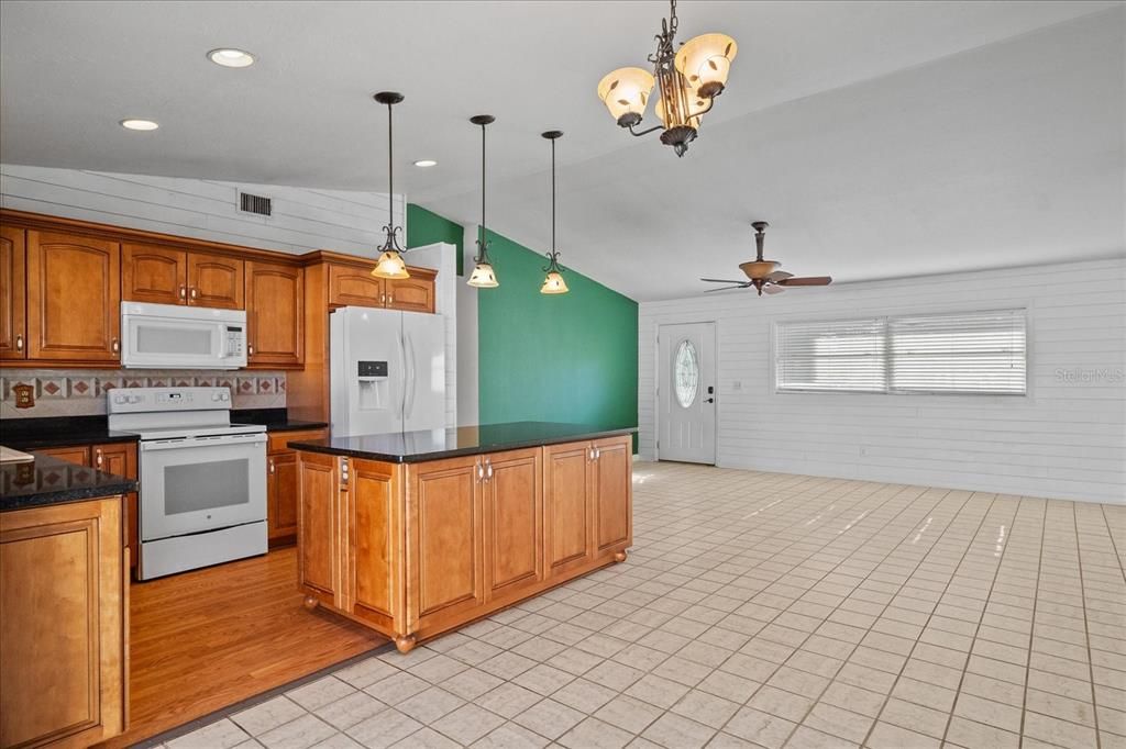 Active With Contract: $249,900 (2 beds, 2 baths, 1313 Square Feet)