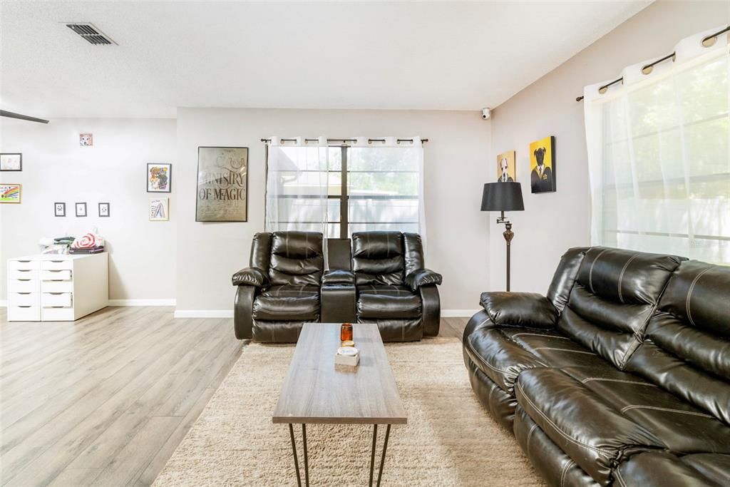 Active With Contract: $235,000 (2 beds, 2 baths, 1292 Square Feet)