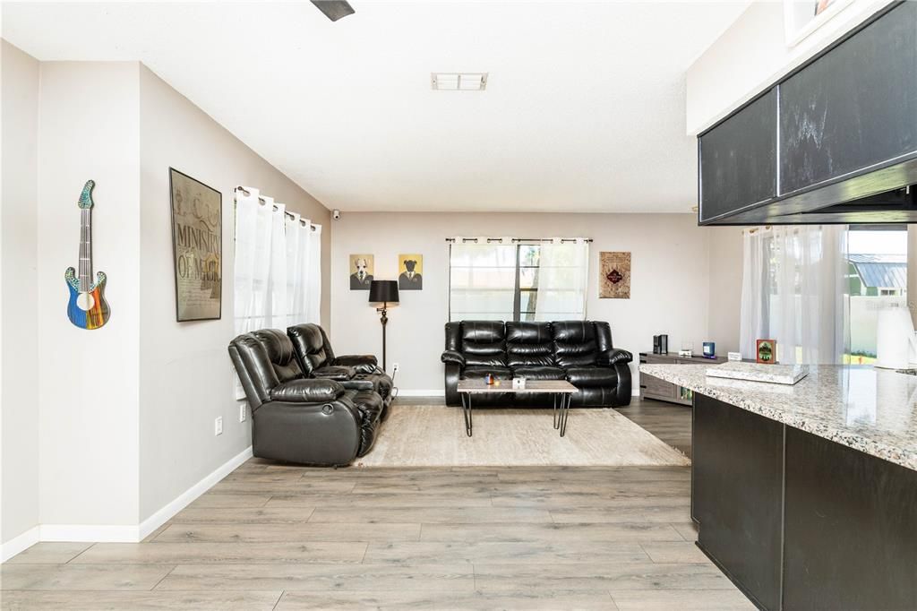 Active With Contract: $235,000 (2 beds, 2 baths, 1292 Square Feet)