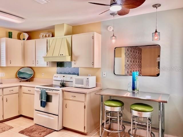 Active With Contract: $1,950 (2 beds, 1 baths, 822 Square Feet)
