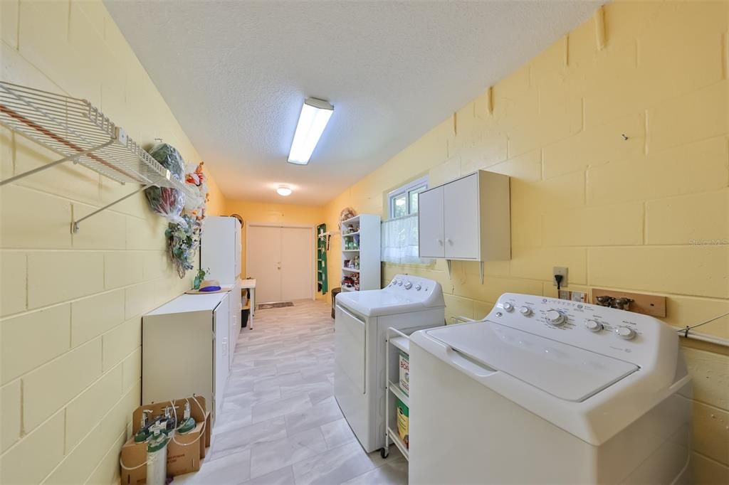 For Sale: $179,900 (2 beds, 2 baths, 984 Square Feet)