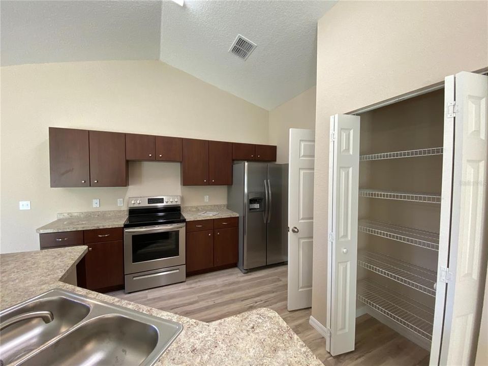 For Rent: $1,695 (3 beds, 2 baths, 1407 Square Feet)