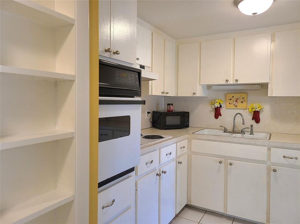 For Sale: $139,500 (1 beds, 1 baths, 800 Square Feet)