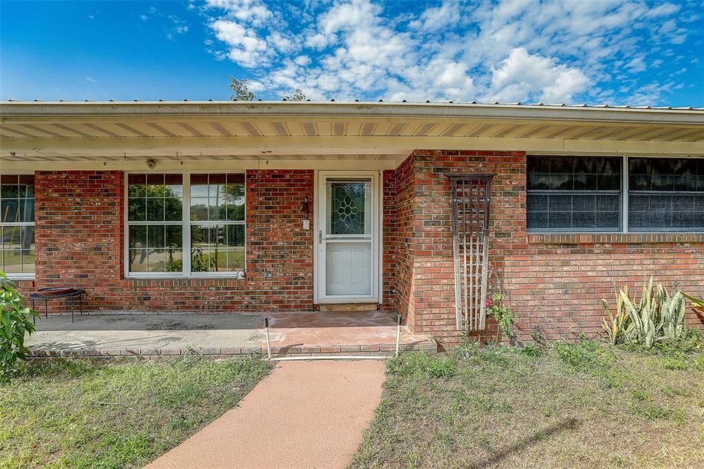 For Sale: $289,500 (3 beds, 2 baths, 1561 Square Feet)