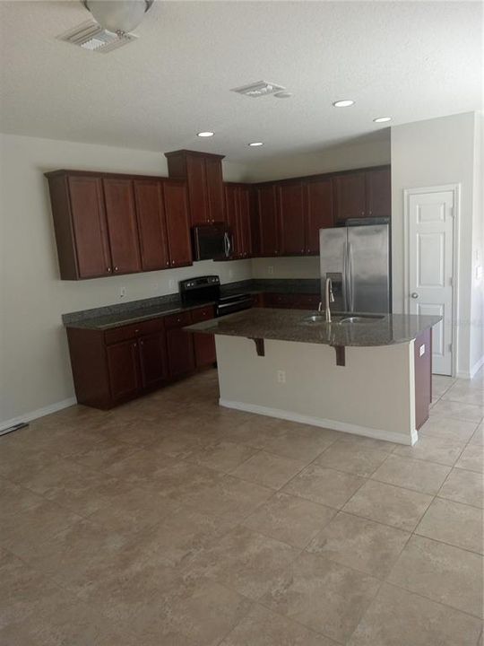 For Rent: $2,100 (3 beds, 3 baths, 1500 Square Feet)