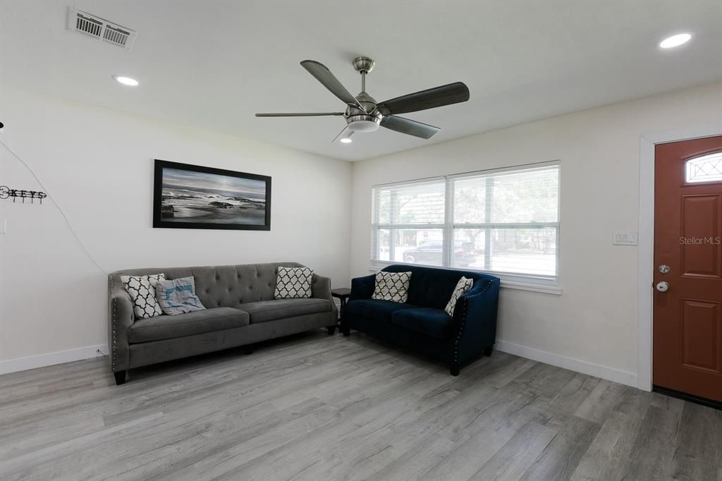 Active With Contract: $309,900 (3 beds, 2 baths, 1411 Square Feet)