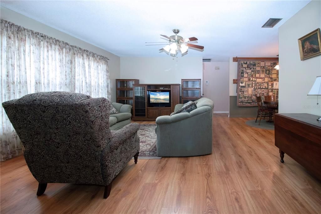 For Sale: $309,000 (2 beds, 2 baths, 1253 Square Feet)