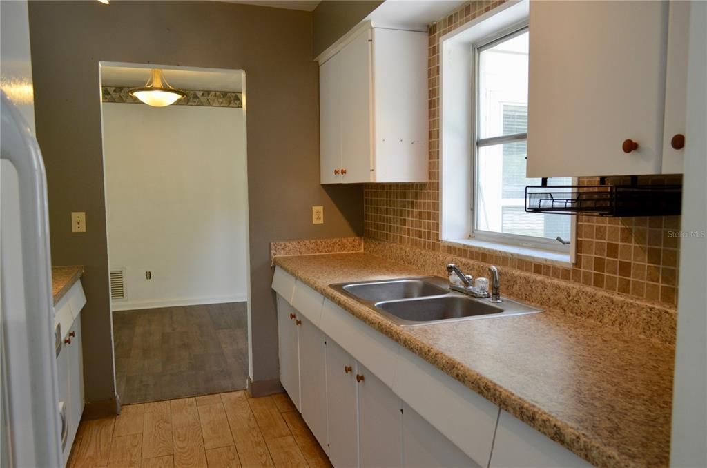 For Sale: $289,000 (3 beds, 1 baths, 1060 Square Feet)