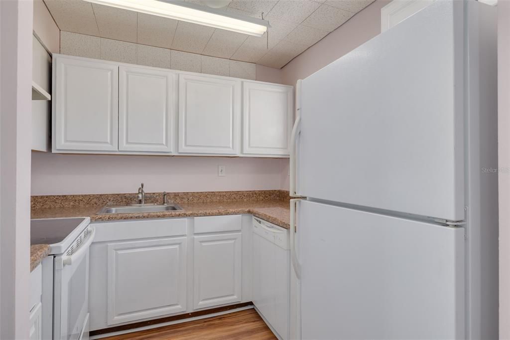 For Sale: $139,700 (2 beds, 1 baths, 900 Square Feet)