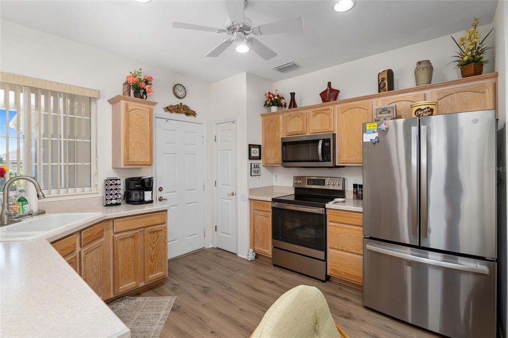 Active With Contract: $274,900 (2 beds, 2 baths, 1150 Square Feet)