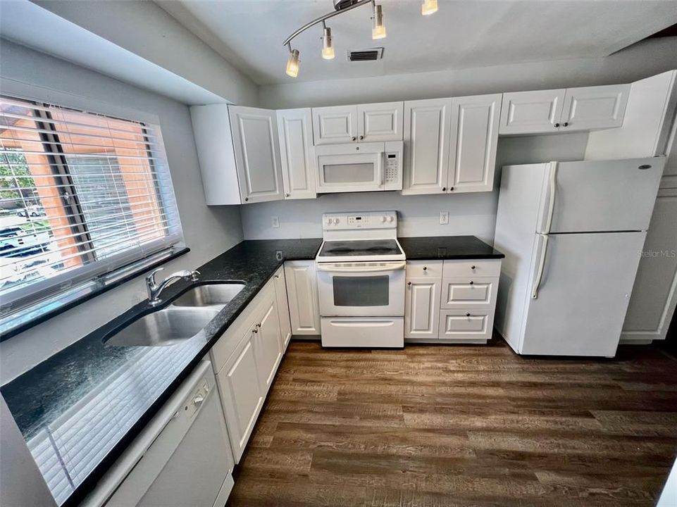 For Rent: $1,850 (2 beds, 2 baths, 1072 Square Feet)