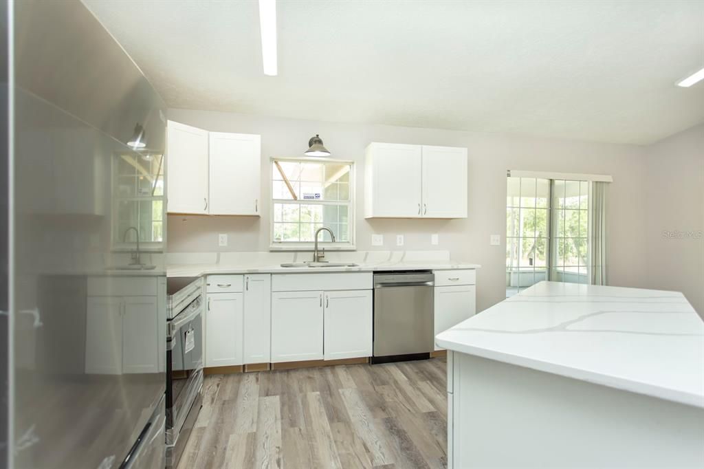 Active With Contract: $279,900 (3 beds, 2 baths, 1575 Square Feet)