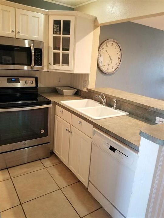 For Rent: $2,100 (2 beds, 1 baths, 990 Square Feet)
