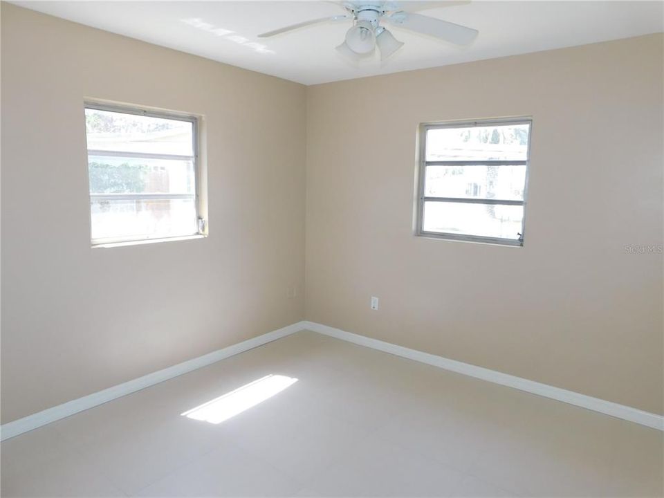 For Sale: $219,900 (2 beds, 1 baths, 955 Square Feet)