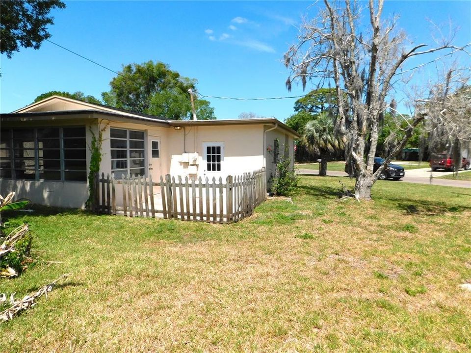 For Sale: $219,900 (2 beds, 1 baths, 955 Square Feet)