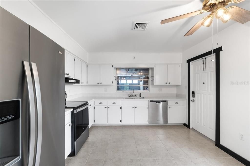 For Sale: $227,500 (3 beds, 2 baths, 1181 Square Feet)