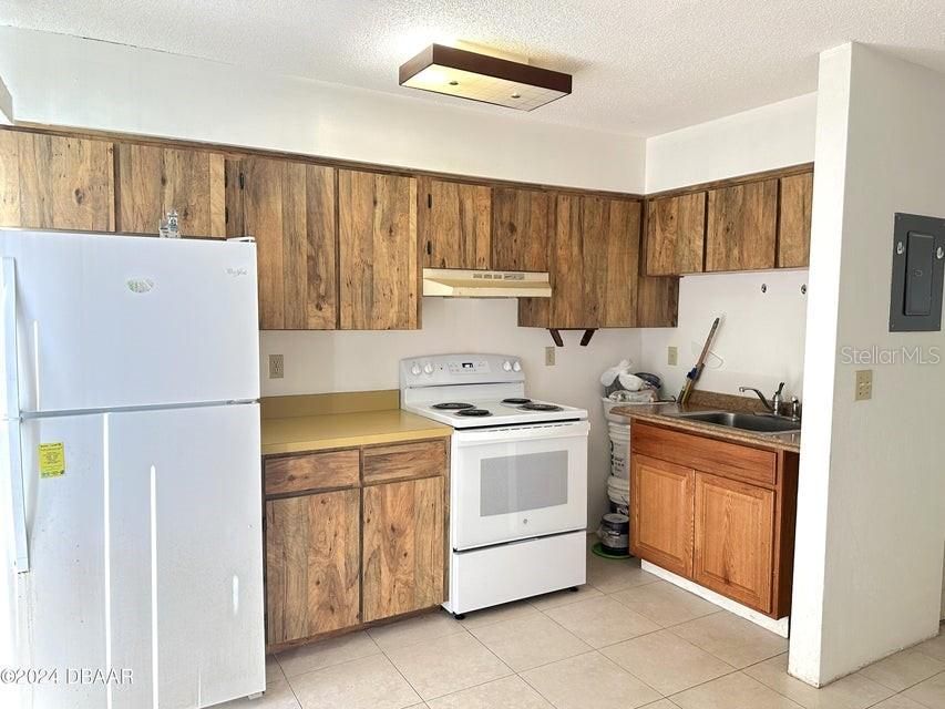 For Sale: $116,000 (2 beds, 1 baths, 988 Square Feet)