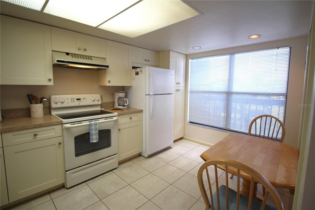 For Sale: $385,000 (2 beds, 2 baths, 1150 Square Feet)