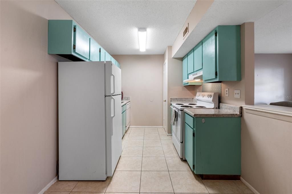 For Sale: $149,000 (2 beds, 2 baths, 833 Square Feet)