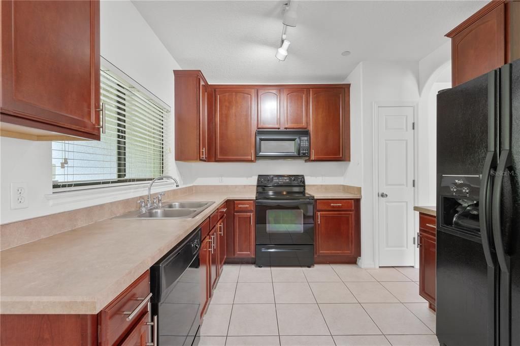 For Sale: $355,000 (3 beds, 2 baths, 1659 Square Feet)