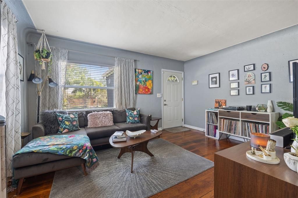 Active With Contract: $495,000 (2 beds, 1 baths, 968 Square Feet)