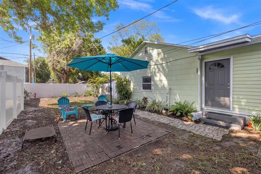 Active With Contract: $495,000 (2 beds, 1 baths, 968 Square Feet)