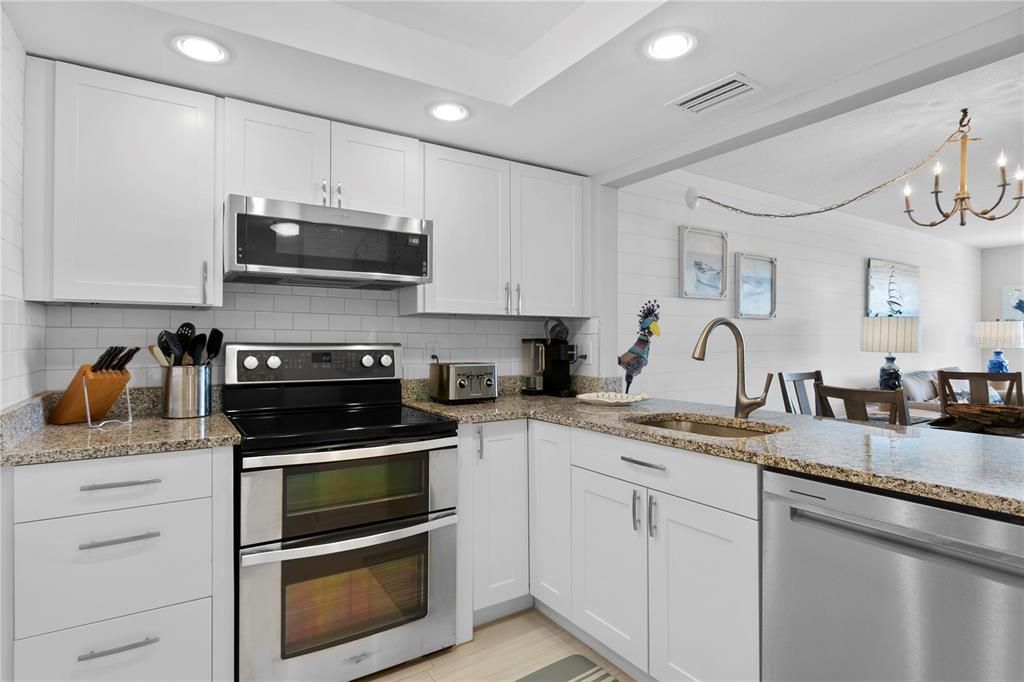 Active With Contract: $349,000 (1 beds, 1 baths, 780 Square Feet)