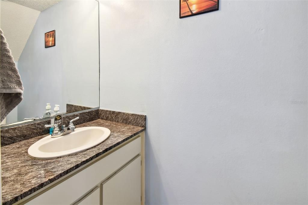 For Sale: $215,000 (2 beds, 2 baths, 1037 Square Feet)