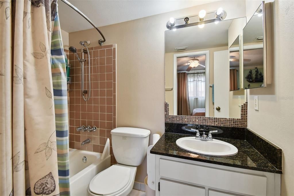 待售: $215,000 (2 贝兹, 2 浴室, 1037 平方英尺)