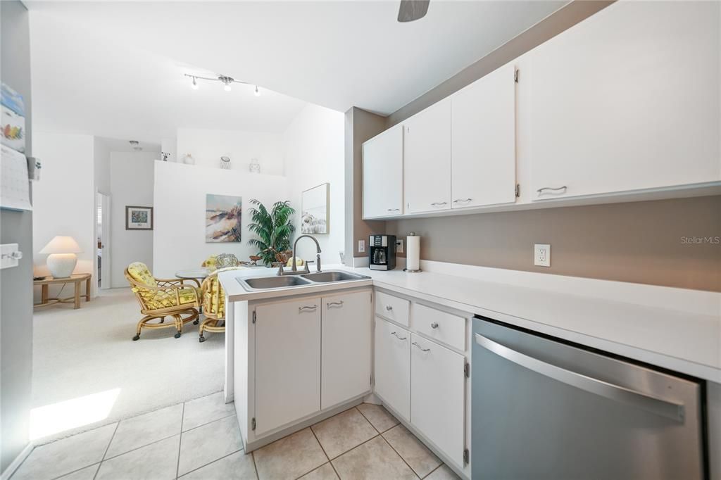 For Sale: $214,000 (2 beds, 2 baths, 1070 Square Feet)