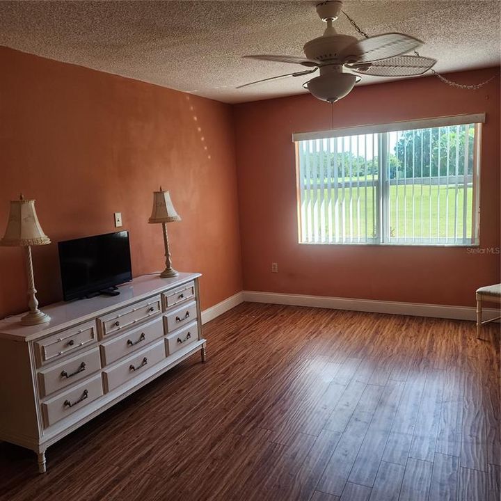 For Sale: $141,111 (2 beds, 1 baths, 858 Square Feet)