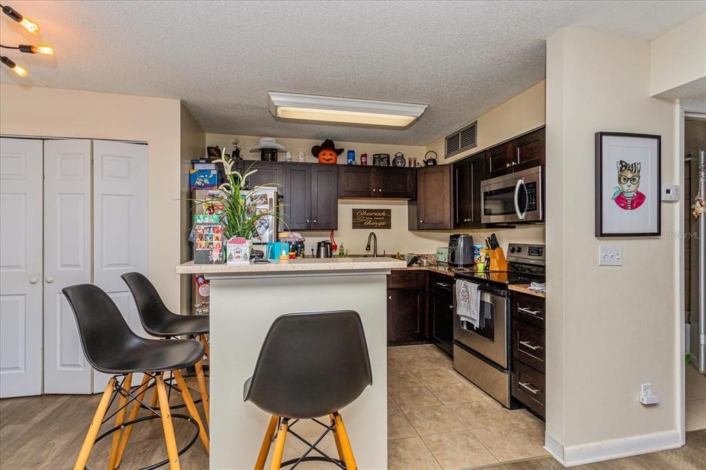For Sale: $201,999 (2 beds, 2 baths, 893 Square Feet)