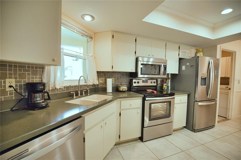 For Sale: $349,000 (2 beds, 2 baths, 1427 Square Feet)