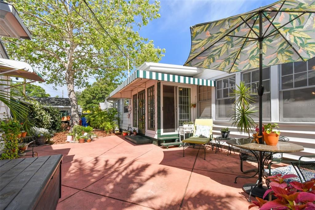 Active With Contract: $984,000 (3 beds, 3 baths, 1874 Square Feet)