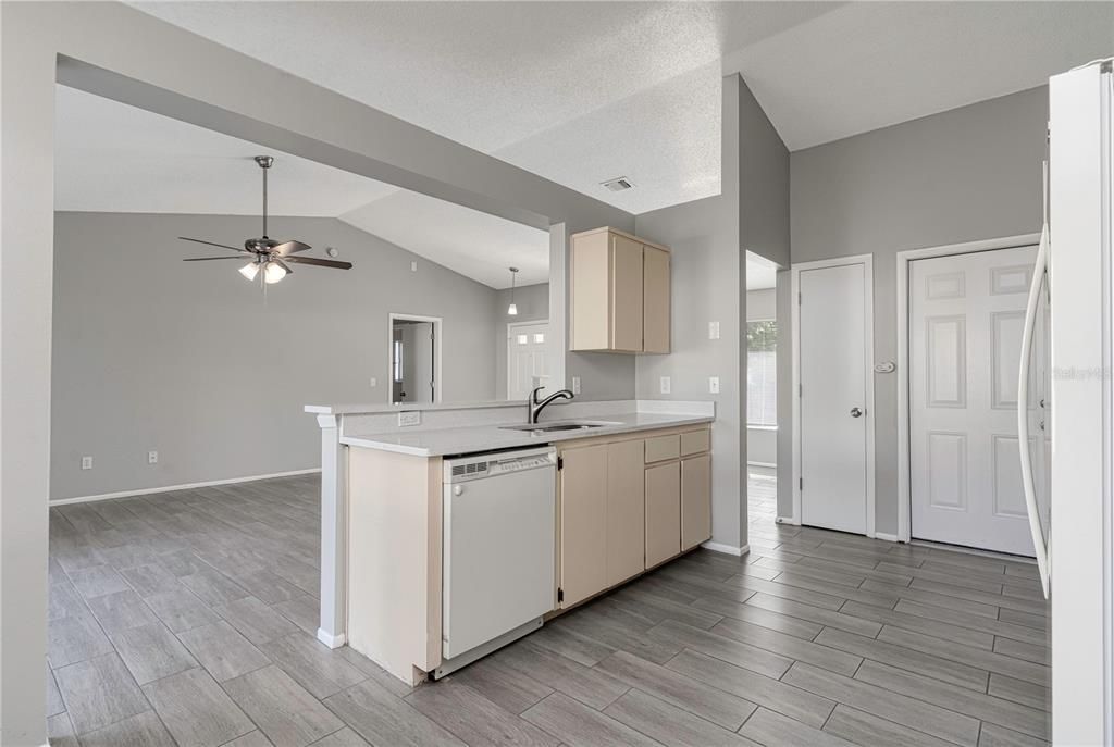 Active With Contract: $385,000 (3 beds, 2 baths, 1359 Square Feet)