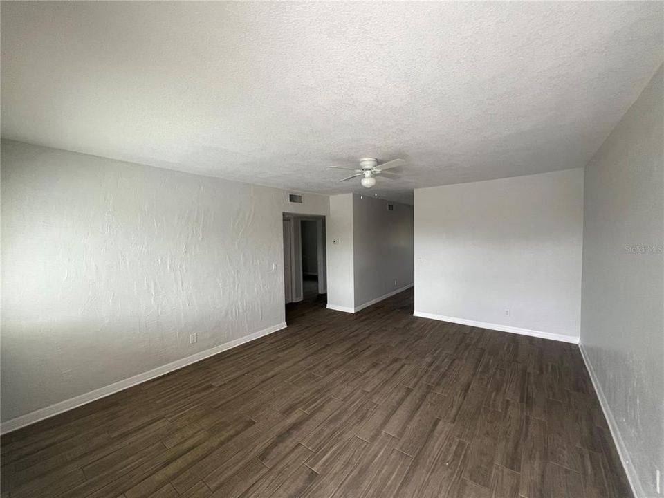 For Rent: $1,300 (2 beds, 1 baths, 870 Square Feet)