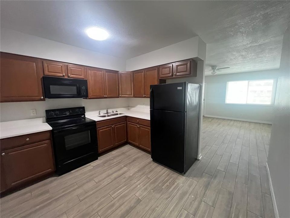 For Rent: $1,250 (2 beds, 1 baths, 870 Square Feet)