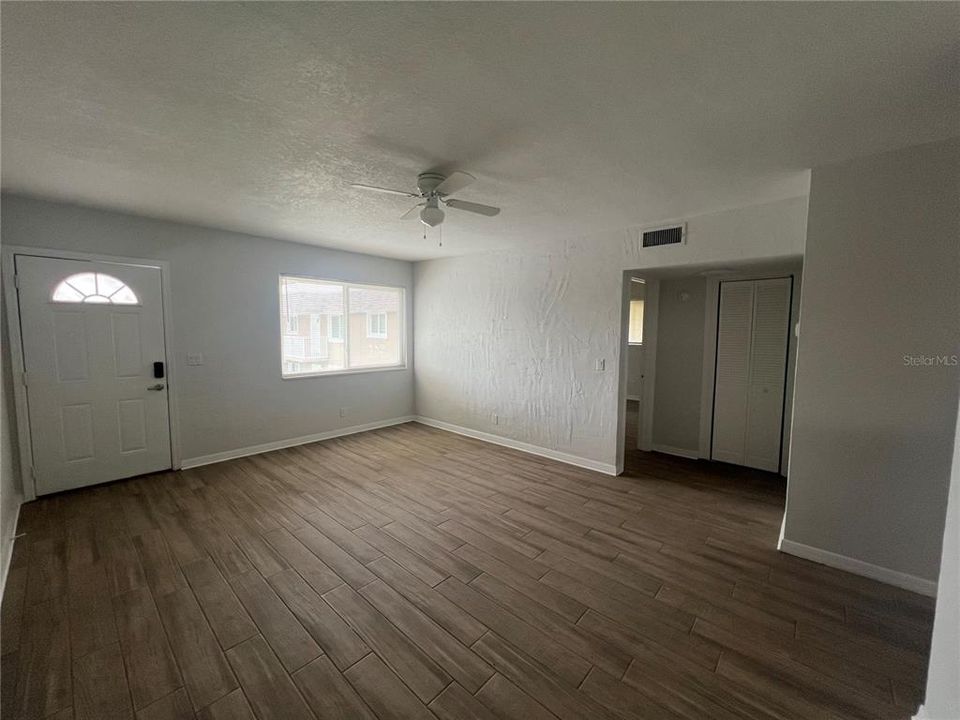 For Rent: $1,300 (2 beds, 1 baths, 870 Square Feet)