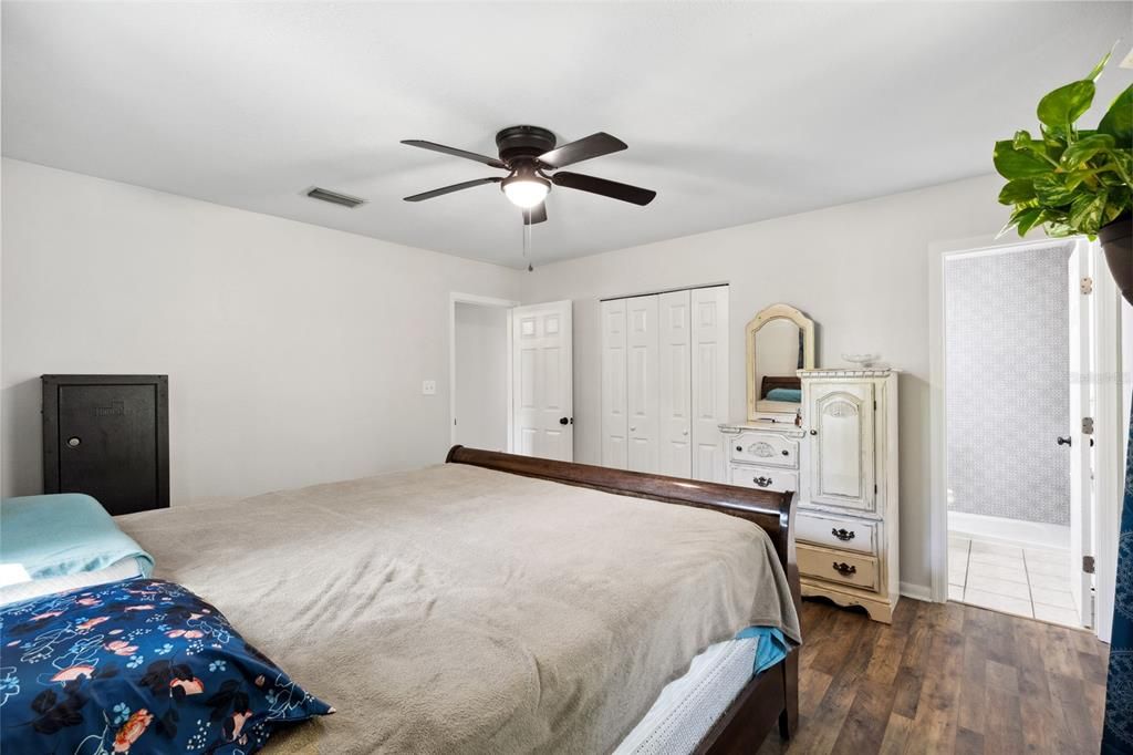 Active With Contract: $350,000 (3 beds, 2 baths, 1589 Square Feet)