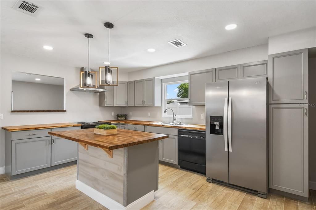 Active With Contract: $419,900 (3 beds, 2 baths, 1422 Square Feet)