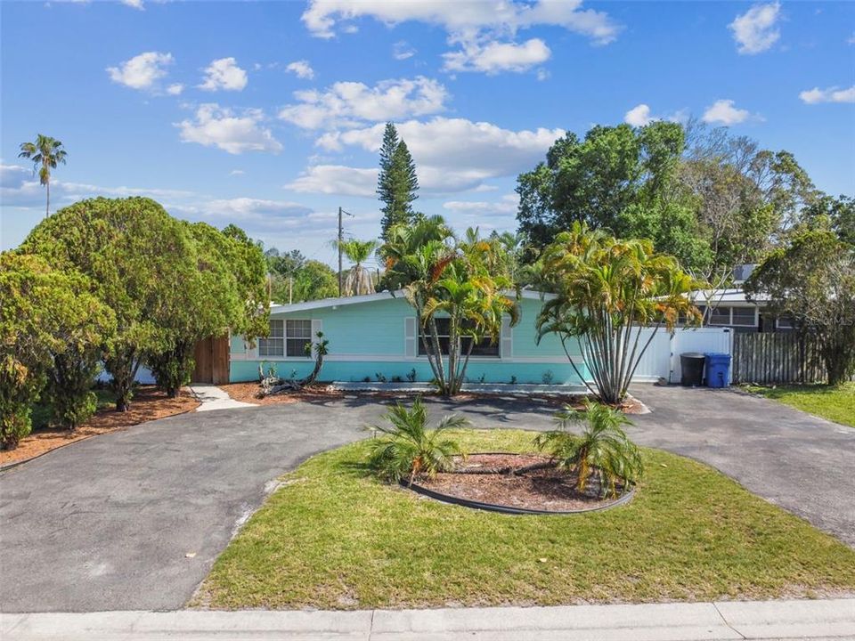 For Sale: $650,000 (4 beds, 2 baths, 1596 Square Feet)