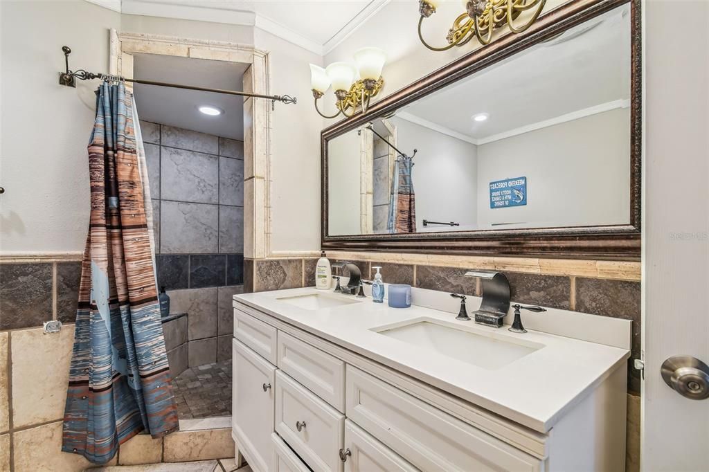 待售: $650,000 (4 贝兹, 2 浴室, 1596 平方英尺)