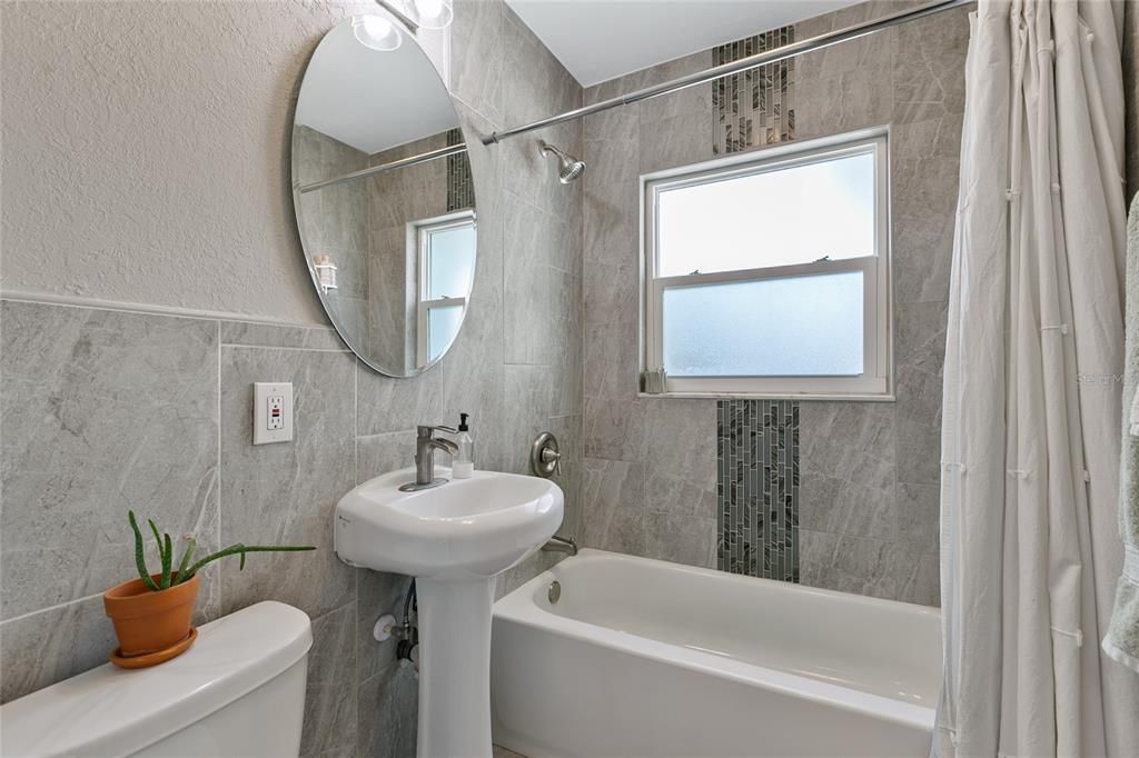 最近售出: $479,900 (3 贝兹, 2 浴室, 1325 平方英尺)