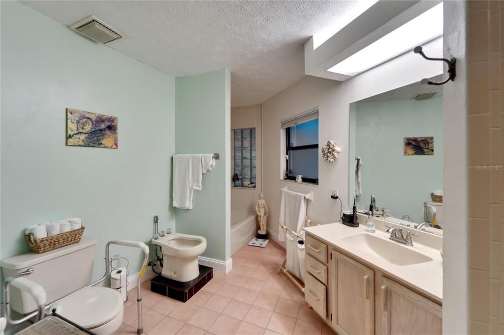 待售: $750,000 (3 贝兹, 2 浴室, 1476 平方英尺)