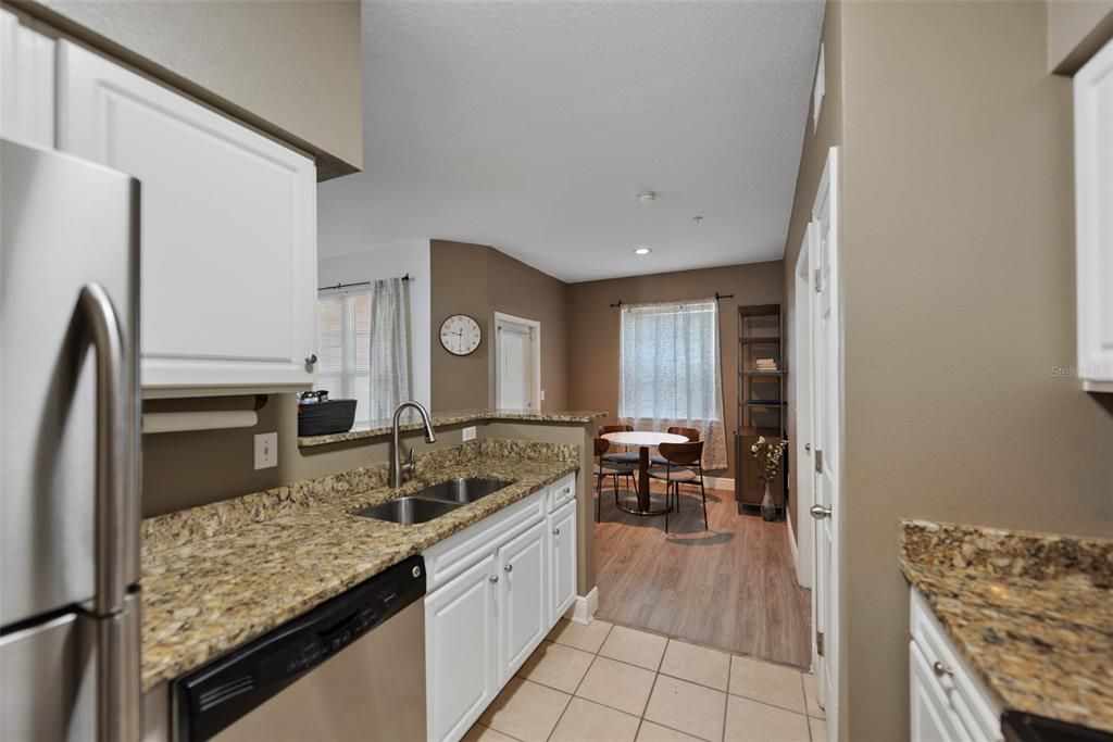 For Sale: $299,999 (1 beds, 1 baths, 867 Square Feet)
