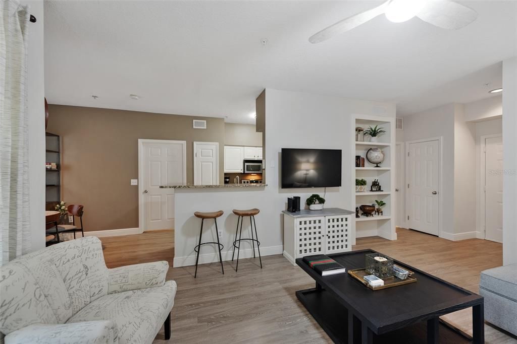 For Sale: $299,999 (1 beds, 1 baths, 867 Square Feet)